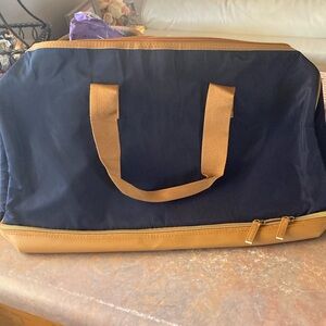 Brand new weekender bag 20x10x12 includes shoulder strap